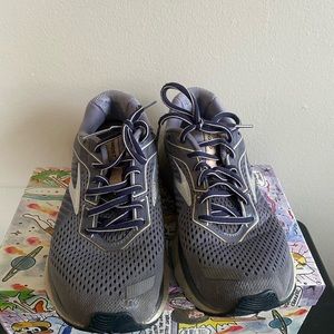 Women’s BROOKS tennis shoes